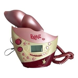 VTG 2005 Y2K Bratz MGA Authentic Radio & Lips Phone